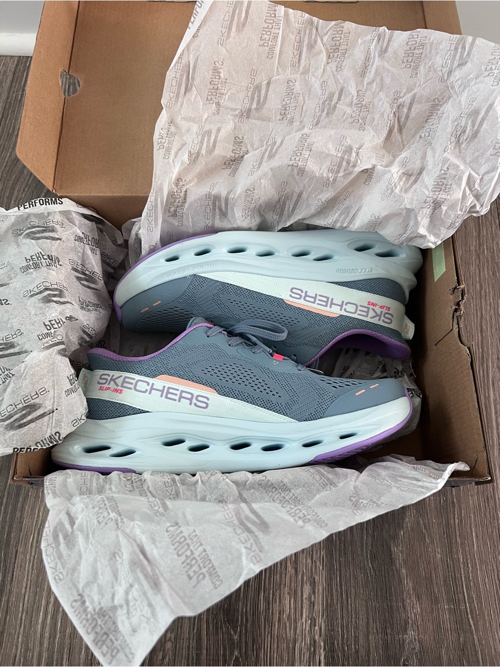 NWT Skechers Women's Gray & Pink Max Cushioning Glide-Step Slip-Ins Size 8 - Picture 9 of 10